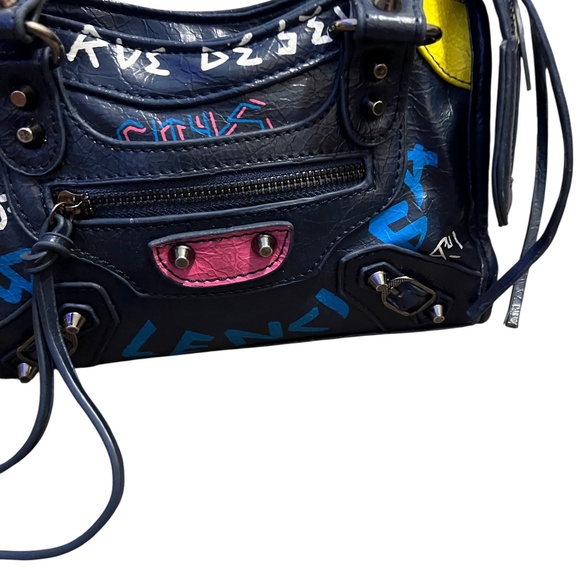 Graffiti Women's Leather Handbag Shoulder Bag with Zipper Closure - Picture 6 of 15